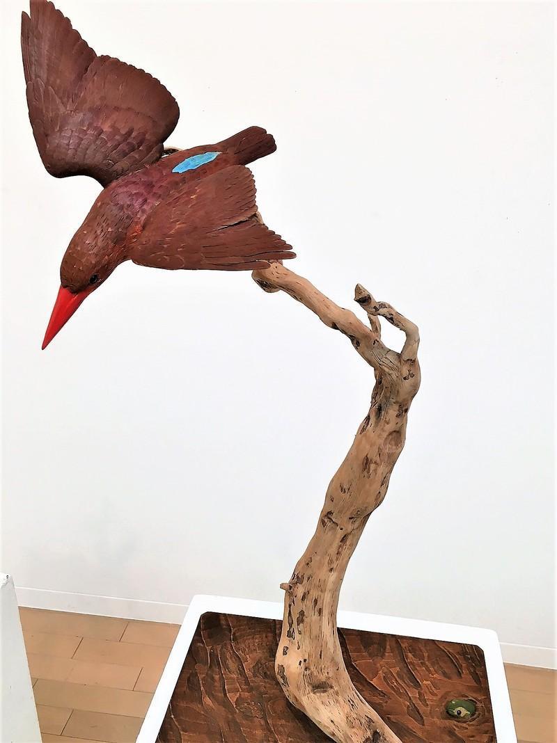 木彫りの野鳥と羽: 沖縄から～ パライバブルーな季節風
